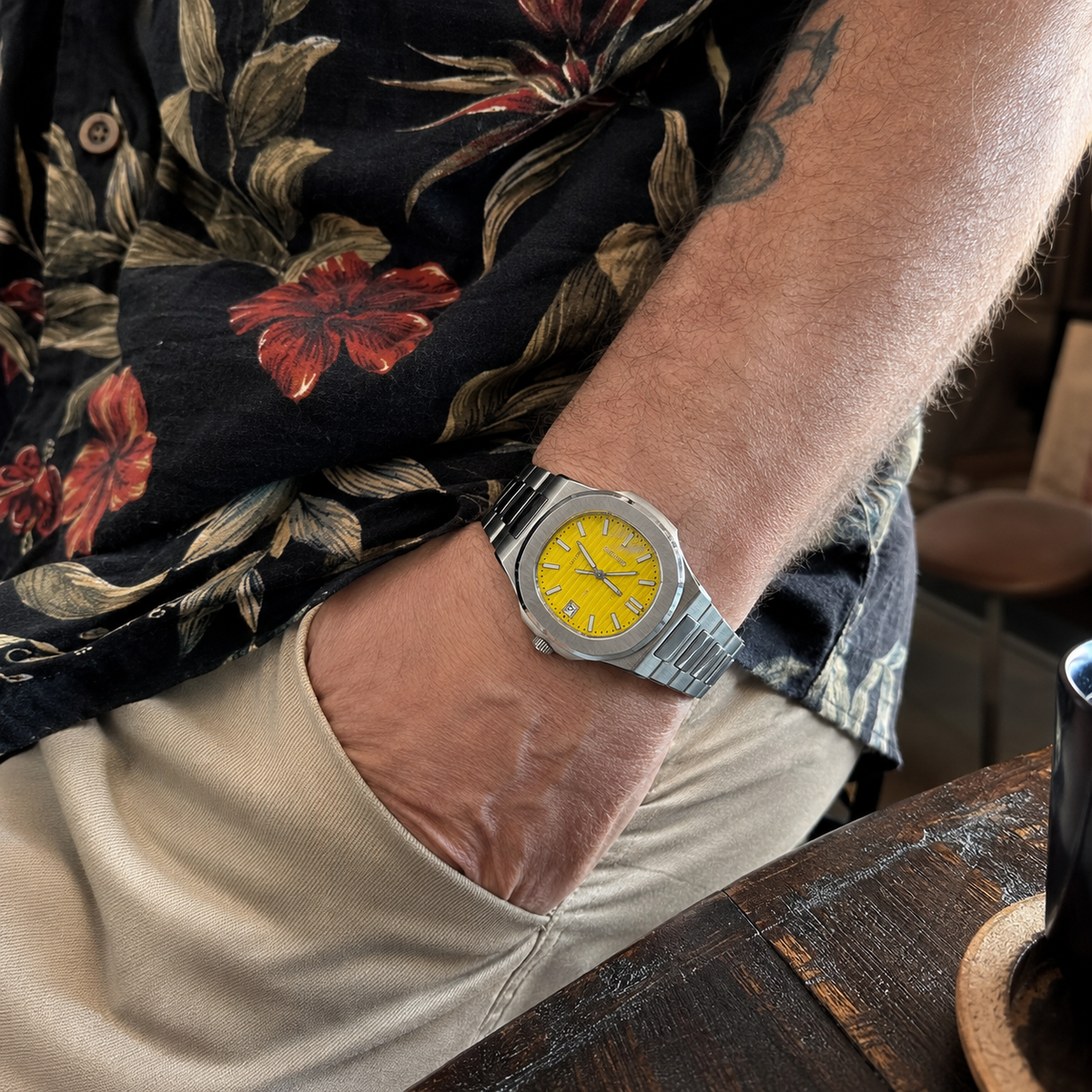 SEIKONAUT automático amarillo de 41 mm lucido en una muñeca masculina