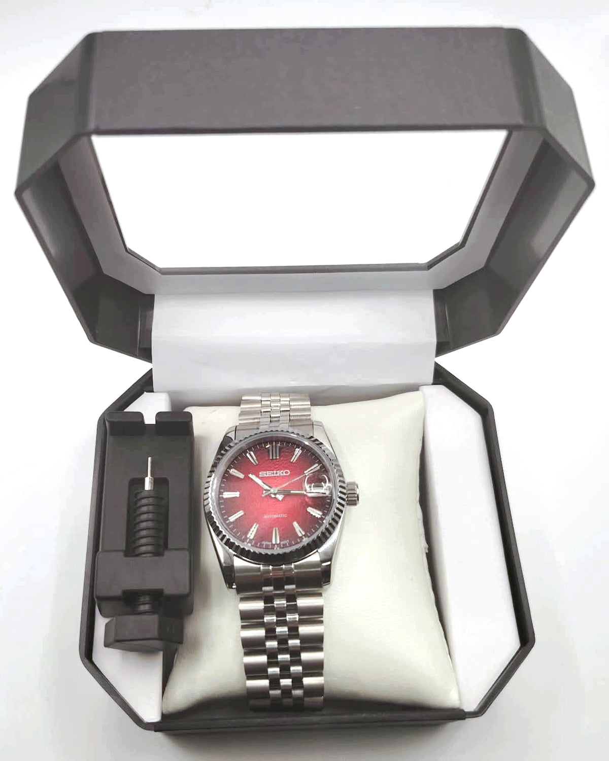 Seiko Mod Ruby Red fondo visto con movimiento NH35