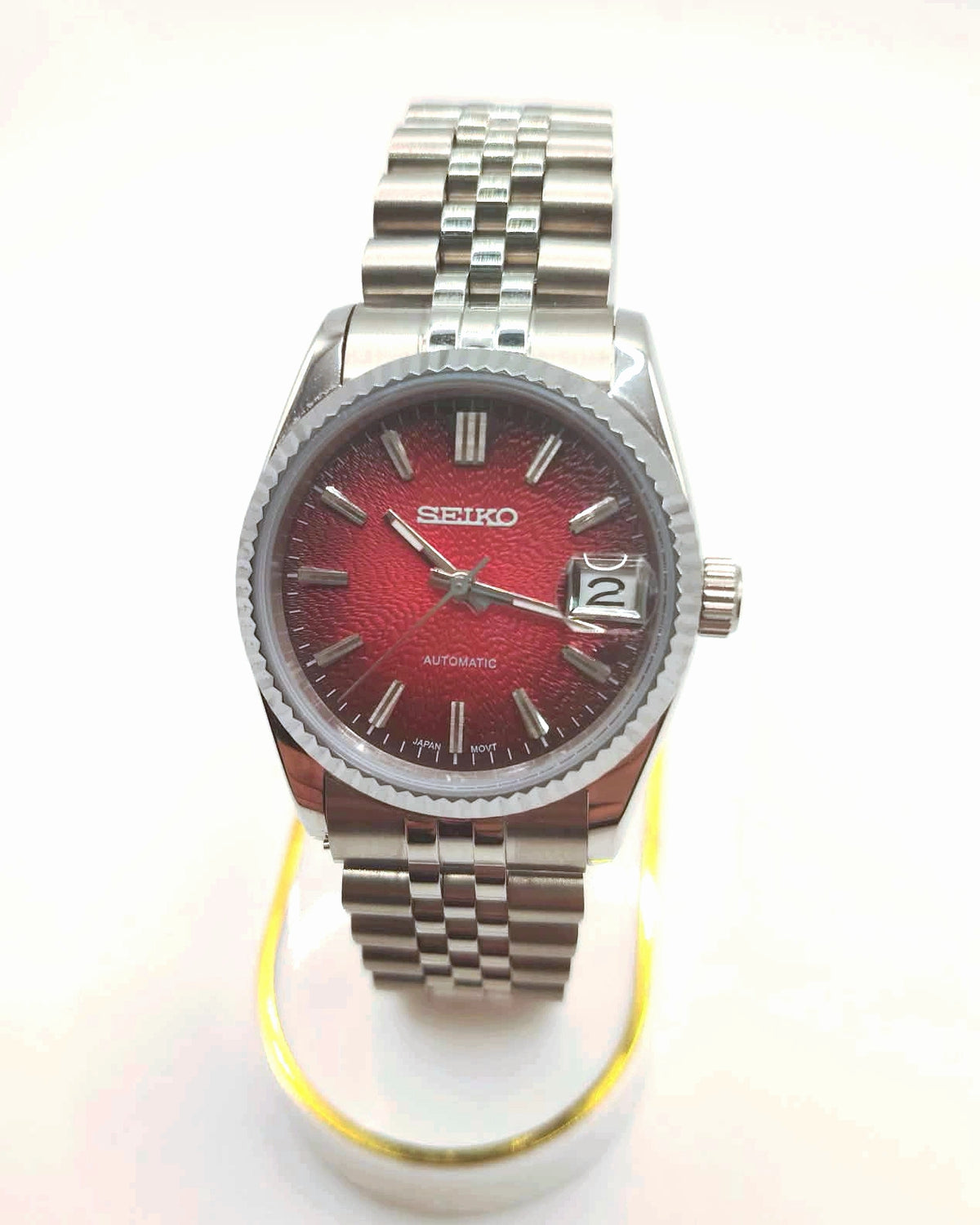 Seiko Mod Ruby Red en muñeca